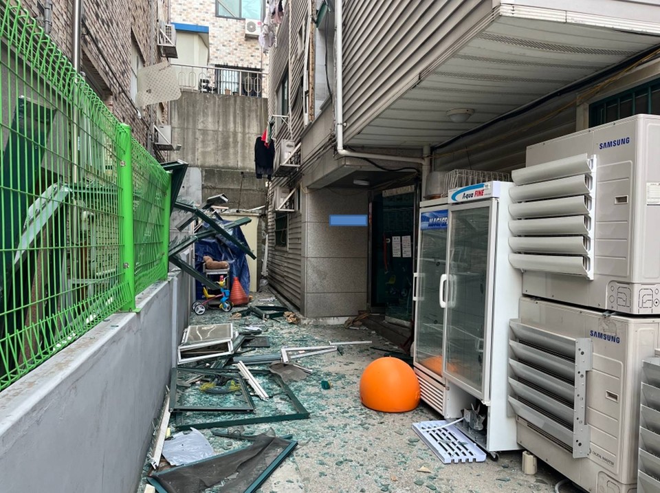 16일 오전 5시55분께 안산시 단원구의 한 4층짜리 상가주택 2층 주택에서 가스가 폭발해 중국 국적인 2층 주택 거주자 A씨가 전신 2~3도 화상의 중상을 입는 등 6명이 부상을 입었다. (사진제공=경기도소방재난본부)