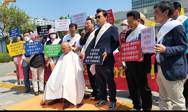 경기국제공항유치시민협의회가 16일 수원시청 앞에서 배지환 의원 규탄대회와 류한영 사무국장의 삭발식을 진행했다. (사진=권영복 기자)