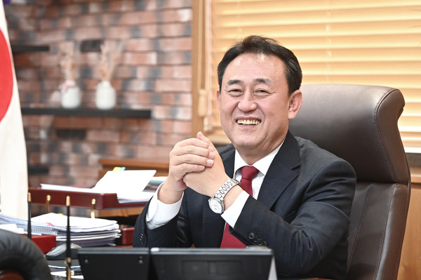 이충우 여주시장이 인터뷰를 통해 “여주도자기축제에 오셔서 오월의 봄을 만끽하며 다양한 볼거리, 즐길 거리, 먹거리로 좋은 추억 많이 만들어 가시기 바란다”고 말했다. (사진제공=여주시청)