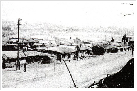 1930년대 도산정(도원동)신작로가 생기면 여지없이 일본인 집들이 들어섰고 바다는 매립되어갔다. 망국의 한을 묻고 오는지 초상을 치른 듯한 세 부자가 언덕길을 오르고 있고, 일본 전통 복장을 한 학생이 이를 물끄러미 바라보고 있다.