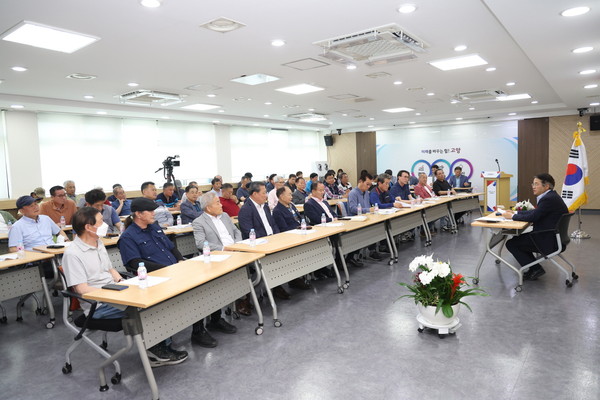 이동환 고양특례시장이 비좁은 시청사 문제를 해결하기 위해 백석 신청사를 활용하면서도 시장실은 원당 현청사에 남아 직무를 수행하겠다고 밝혔다. (사진제공=고양시청)