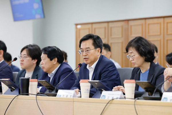 17일 오전 경기도청 다목적회의실에서 열린 탄소중립 · 녹색성장 위원회 전체회의에서 김동연 경기도지사가 인사말을 하고 있다. (사진제공=경기도청)