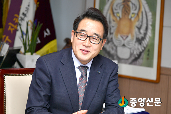 김선교 군수가 주민이 행복한 지역, 건강과 행복이 가득한 지역, 누구나 살고 싶은 지역을 만들기 위한 2017년 양평군정 계획을 설명하고 있다. (사진=양병모 기자)