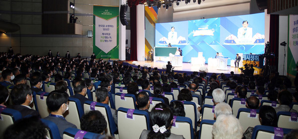5월 6일 대전에서 열린 신천지 말씀대성회에서 이만희 총회장의 강연을 목회자와 신앙인들이 경청하고 있다. (사진제공=신천지예수회)