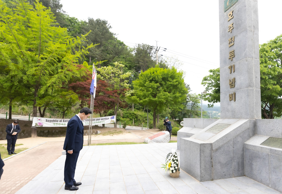 김동연 경기지사가 18일 오전 가평군 목동리에 있는 유엔군 프랑스대대 참전기념비, 뉴질랜드 전투기념비, 가평호주전투기념비를 차례로 방문해 헌화한 뒤 묵념하고 있다. (사진제공=경기도청)