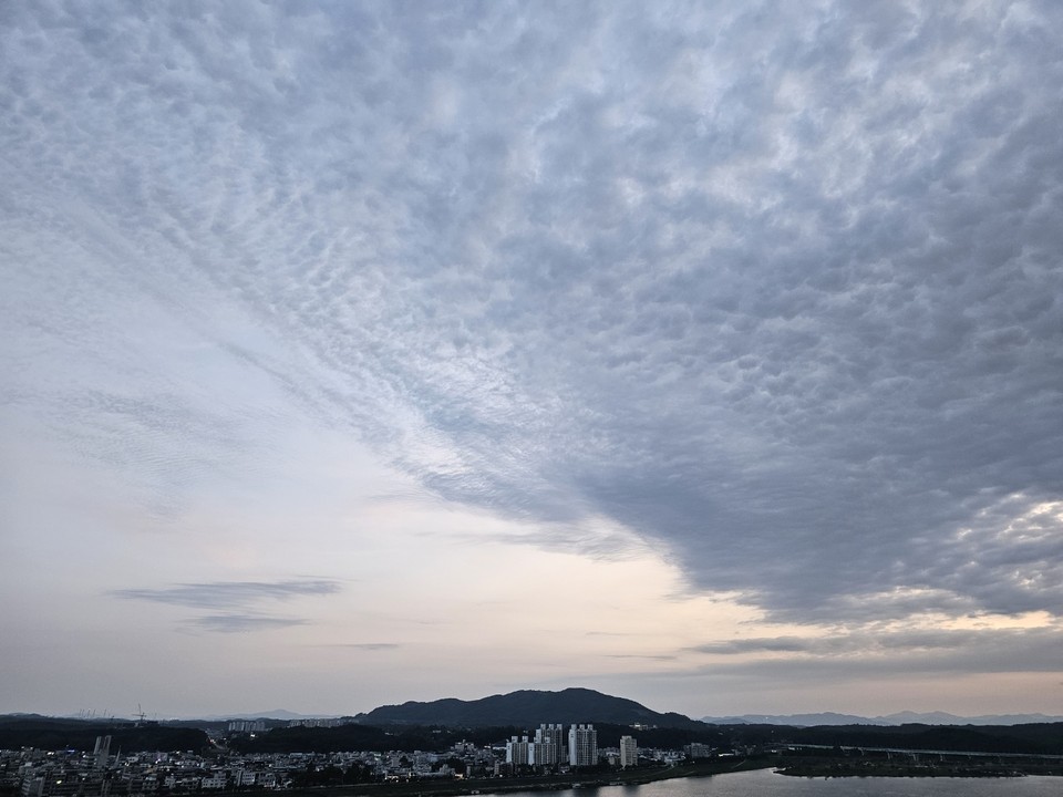 20일 오후 여주 남한강 일대 하늘에 구름이 껴있다. 부부의 날인 21일 일요일인 오늘 경기·인천지역은 흐리다가 아침부터 차차 맑아지겠다. (사진=김광섭 기자)
