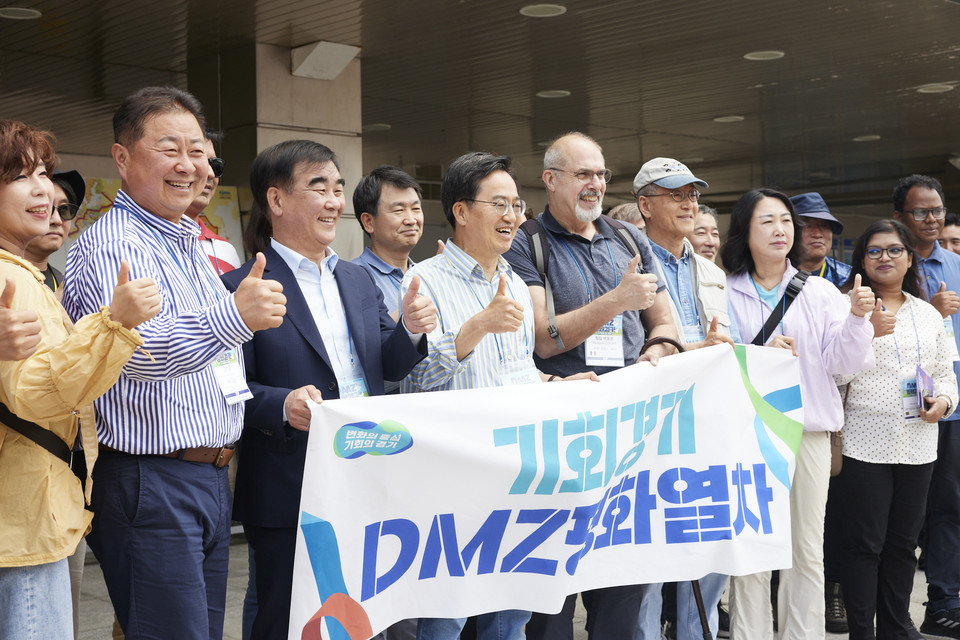 20일 오전 ‘DMZ 평화걷기’ 행사에 참석하기 위해 도라산역에 도착한 김동연 경기지사가 염종현 경기도의회 의장과 김경일 파주시장, 주한 외국대사 등과 기념촬영을 하고 있다. (사진제공=경기도청)