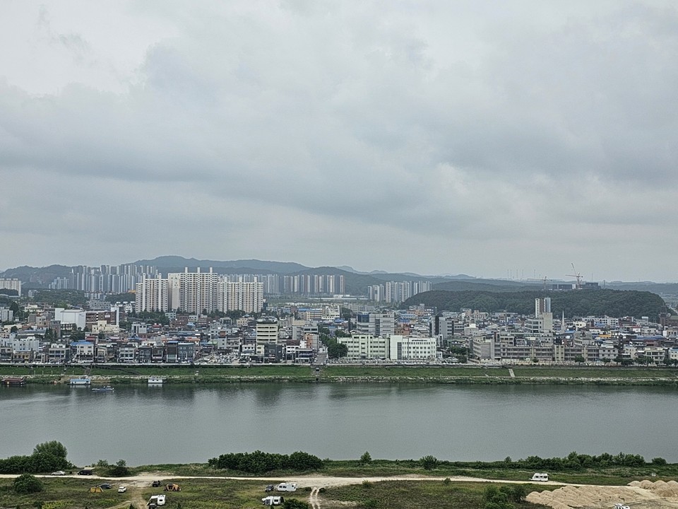 절기상 소만인 21일 오전 9시30분께 여주시 남한강 위 하늘에 구름이 잔뜩 껴 흐린 날씨를 보이고 있다. (사진=김광섭 기자)