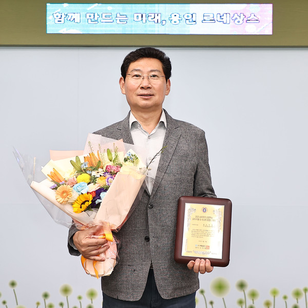이상일 용인특례시장이 ‘2023 소비자가 선호하는 유아아동&시니어 브랜드 대상’에서 아동정책 부문 대상을 수상, 상패를 들고 기념사진을 찍고 있다. (사진제공=용인시청)