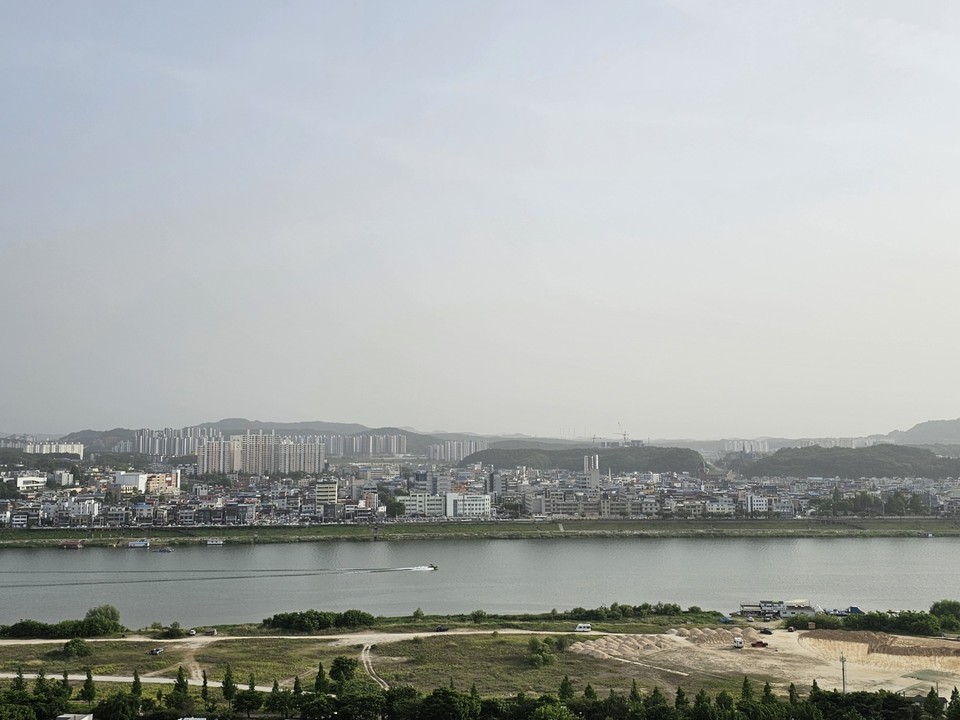 미세먼지 '매우 나쁨' 수준을 보였던 전날(21일) 오후 5시40분께 여주 현암동에서 바라본 남한강 일대 하늘. 22일 월요일인 오늘 경기·인천지역은 대체로 흐리다가 낮부터 점차 맑아지겠다. 경기동부지역(안성·이천·여주·양평 등)에는 오후 6시부터 오후 12시 사이 소나기가 내리는 곳이 있겠다. 예상 강수량은 5㎜ 내외이겠다. (사진=김광섭 기자)
