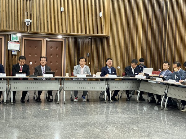22일 하남시청 대회의실에서 열린 제4회 하남시 시민참여 주간회의에서 이현재 시장이 PPT를 통해 추진하는 정책을 설명하고 있다. (사진=장은기기자)