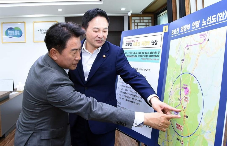김동근 의정부시장이 ‘8호선 연장 등 의정부 주요현안’들을 원희룡 국토부 장관에게 강력히 요청하고 있다. (사진=김동근 의정부시장 페이스북)