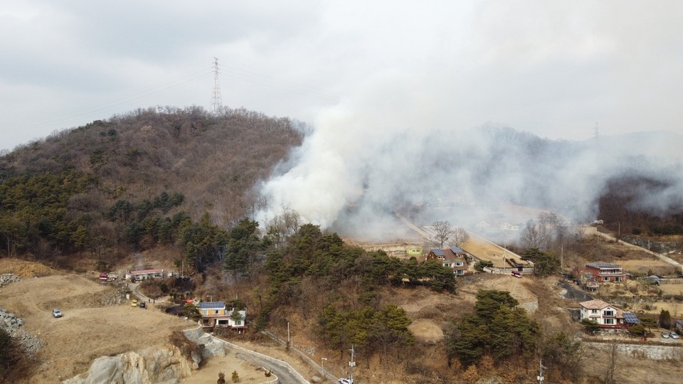 19일 낮 12시30분께 앙평군 오빈리 오빈역 인근 야산에서 산불이 발생, 소방당국이 소방헬기 2대를 투입해 40분만에 진화했다. (사진=장은기 기자)