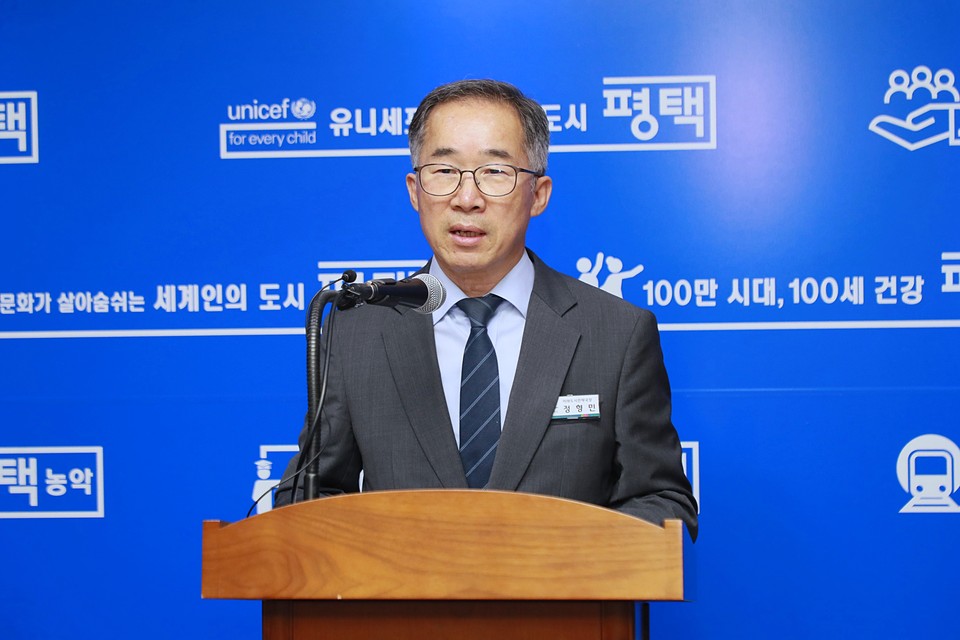 정형민 평택시 미래도시전략국장이 23일 ‘국가첨단전략산업 특화단지’ 공모를 위한 추진 상황에 대해 브리핑을 하고 있다. (사진제공=평택시청)
