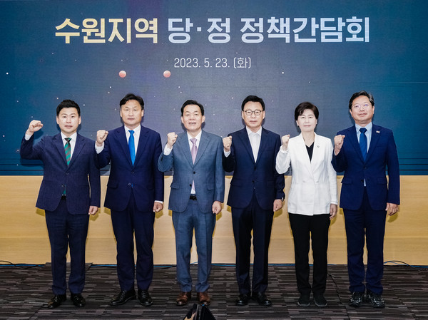 김승원 의원(오른쪽부터), 백혜련 의원, 박광온 의원, 이재준 수원시장, 김영진 의원, 이병진 민주당 수원시무 지역위원장 직무대행이 함께하고 있다. (사진제공=수원시청)