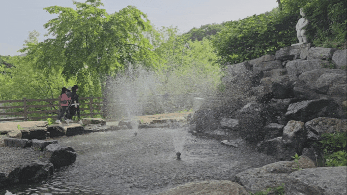 23일 오전 9시40분께 파주시 광탄면 마장호수를 찾은 관광객들이 둘레길에 만들어진 시원한 분수를 지나고 있다. (영상=김광섭 기자)