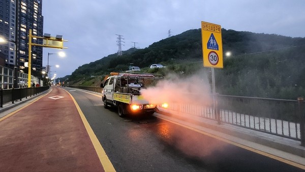 서구가 때 이른 더위로 위생해출 발생이 우려됨에 따라 지난 9일부터 여름철 야간 방역 활동을 본격적으로 실시하고 있다. (사진제공=서구청)