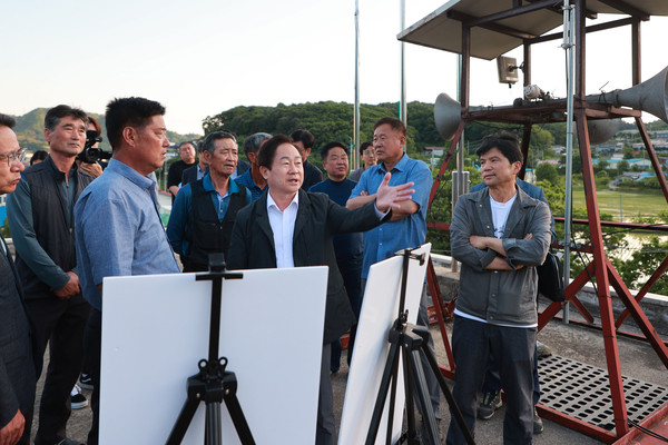 주광덕 남양주시장이 지난 23일 2023년 ‘진심소통 1박 2일’의 두 번째 장소로 화도읍 답내리를 방문해 주민들과 소통하는 시간을 가졌다. (사진제공=남양주시청)