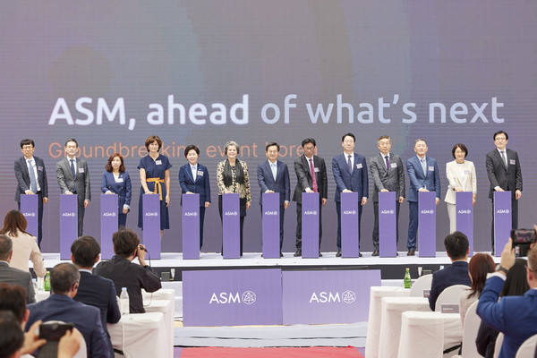 24일 오전 에이에스엠케이에서 열린 네덜란드 ASM 기공식 행사에서 김동연 경기도지사, 벤자민 로 ASM CEO, 폴린 반데메르 모어 ASM 의사회 의장, 김용길 에이에스엠 코리아 회장, 김완기 산업통상자원부 무역투자실장, 요아나 도너바르트 주한네덜란드 대사, 정명근 화성시장 등이 기공식 버튼 세레모니를 하고 있다. (사진제공=경기도청)