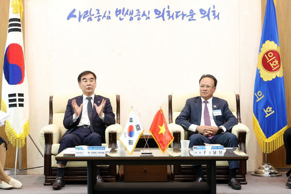 염종현 경기도의회 의장(왼쪽)이 지난 23일 의장 접견실에서 베트남 응에안성 인민의회 대표단을 만나 코로나19 발생 이후 중단됐던 상호 교류를 재개했다. (사진제공=경기도의회)