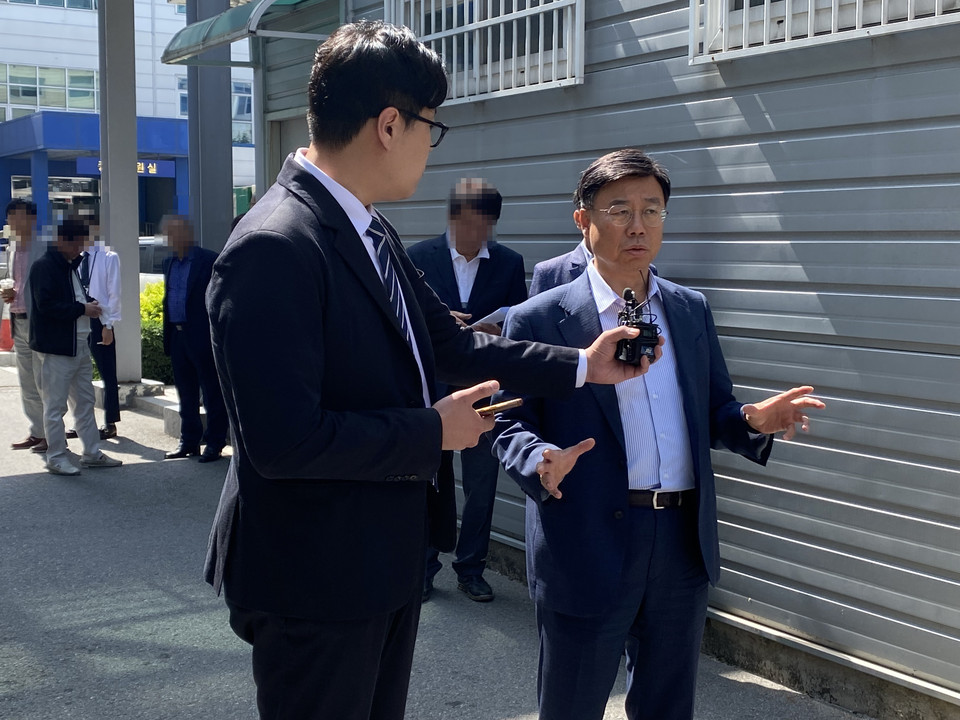 공직선거법 위반 혐의로 재판에 넘겨진 신상진 성남시장이 25일 오전 수원지방법원 성남지원에서 열린 1심 선고 후 취재진 질문에 답하고 있다. (사진=장은기 기자)