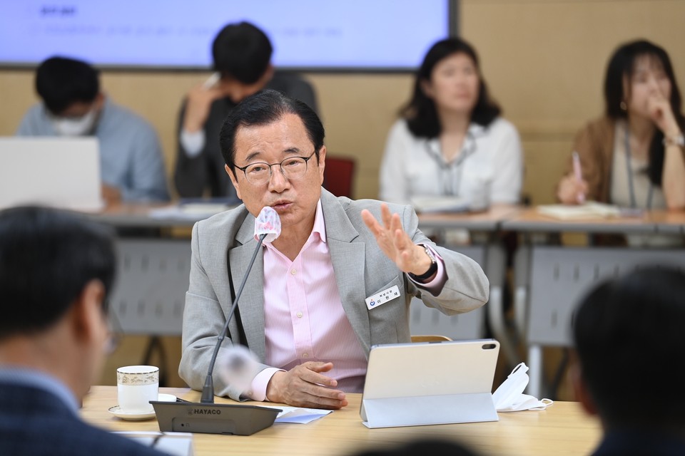 하남시가 일하는 방식 개선을 위해 워크 스마트(Work smart, 똑똑하게 일하기)와 워크 다이어트(Work diet, 낭비 업무 줄이기)에 총력을 기울이며 주목받고 있다. 사진은 25일 '노 페이퍼' 형식으로 진행된 공약보고회에서 발언하고 있는 이현재 시장. (사진제공=하남시청)