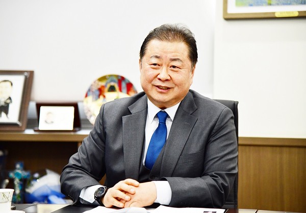 김경일 파주시장은 지난 24일 취임 이후 지방정치에 성과를 거둔 ‘단체장·지방의원’에게 (사)거버넌스센터가 주최한 ‘2023년 거버넌스 지방정치대상’ 시상식에서 ‘주민생활편익 확대’ 분야 장려상을 수상했다. (사진제공=파주시청)