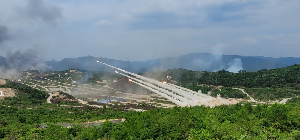 국방부가 25일 포천시 소재 승진사격훈련장에서 화력격멸훈련을 가졌다. 이날 훈련은 올해 건군 75주년 및 한미동맹 70주년을 맞아 압도적인 힘에 의한 평화 구현을 위해 한미 연합합동작전 수행능력 향상 목적으로 실시됐다. 사진은 LRS(M270, 다련장로켓)를 동시 통합 사격해 진지를 초토화하는 모습. (사진=김성운 기자)