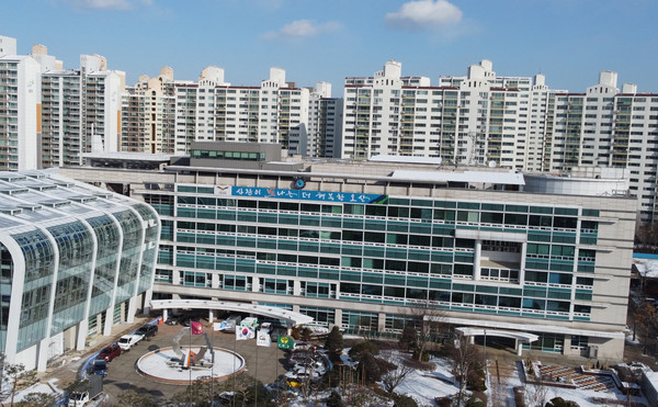 오산시가 올해 ‘전국 자활분야 지자체 평가’ 사업평가에서 우수기관으로 선정되는 등 중앙정부 등의 평가에서 행정력이 탁월하다는 평가를 받고 있다. 사진은 오산시청 전경. (사진=중앙신문DB)