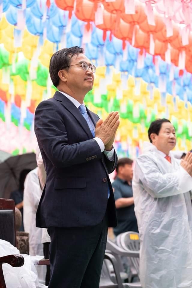 27일 오전 불기 부처님오신날을 맞아 남양주 봉선사에서 열린 봉축법요식에서 김동연 경기도지사가 합장을 하고 있다. (사진=김동연 경기지사 페이스북)