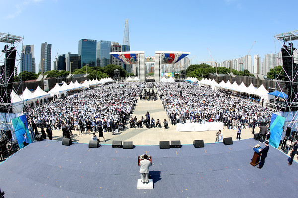 국제적인 평화NGO인 (사)하늘문화세계평화광복이 선포했던 세계평화선언문의 발표 10주년을 기념하고 새로운 10년을 준비하며 ‘평화의 정착’을 다짐하는 행사가 서울 올림픽공원에서 지난 25일 열렸다. (사진제공=신천지)