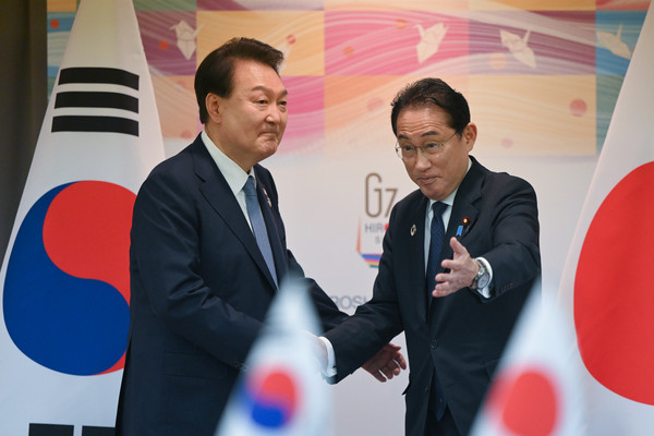 윤석열 대통령의 국정 지지율이 나로호 발사 성공과 'G7 히로시마 정상회'의 참석 등이 종합적으로 반영돼 45%대에 육박한 것으로 조사됐다. 사진은 지난 21일 한일 정상회담에 앞서 일본 기시다 후미오 총리와 악수를 나누는 모습. (사진제공=대통령실)