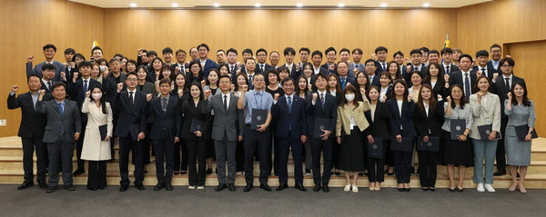 경기도의회가 30일 도의원의 의정활동을 지원하는 전문인력인 ‘정책지원관’ 78명을 최초로 임용했다. (사진제공=경기도의회)
