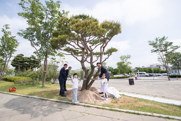 인천 서구가 31일 오전 인천아시아드주경기장 남측 광장에서 인구 60만 돌파를 기념하는 기념식수를 했다. (사진제공=서구청)