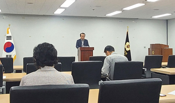 성남시의회 국민의힘 이덕수 의원은 31일 시의회 세미나실에서 긴급 기자회견을 열어 “백현마이스 개발과 관련해 성남시에서 매우 우려되는 일이 발생했다”며 신상진 시장에게 의혹을 명명백백히 밝혀 줄 것을 촉구했다. (사진제공=성남시의회)