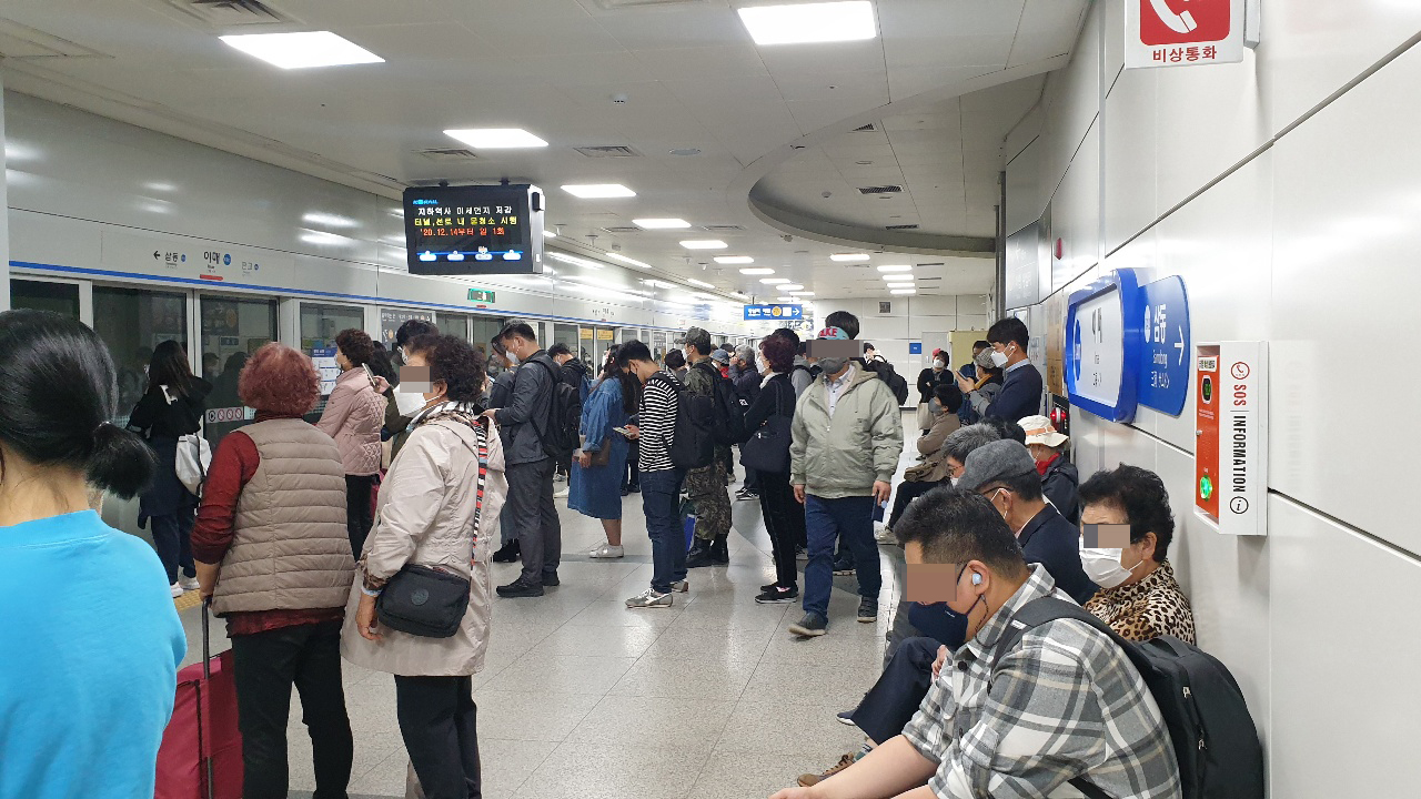 경기도민 코로나19 백신접종 완료율이 인구수 대비 70.8%로 집단면역 목표치인 70%를 넘어서 '위드코로나'에 한 발 다가선 것으로 나타났다. 사진은 이날 오후 7시께 경강선 이매역에서 시민들이 마스크를 쓴채 전철를 기다리고 있다. (사진=김유정 기자)