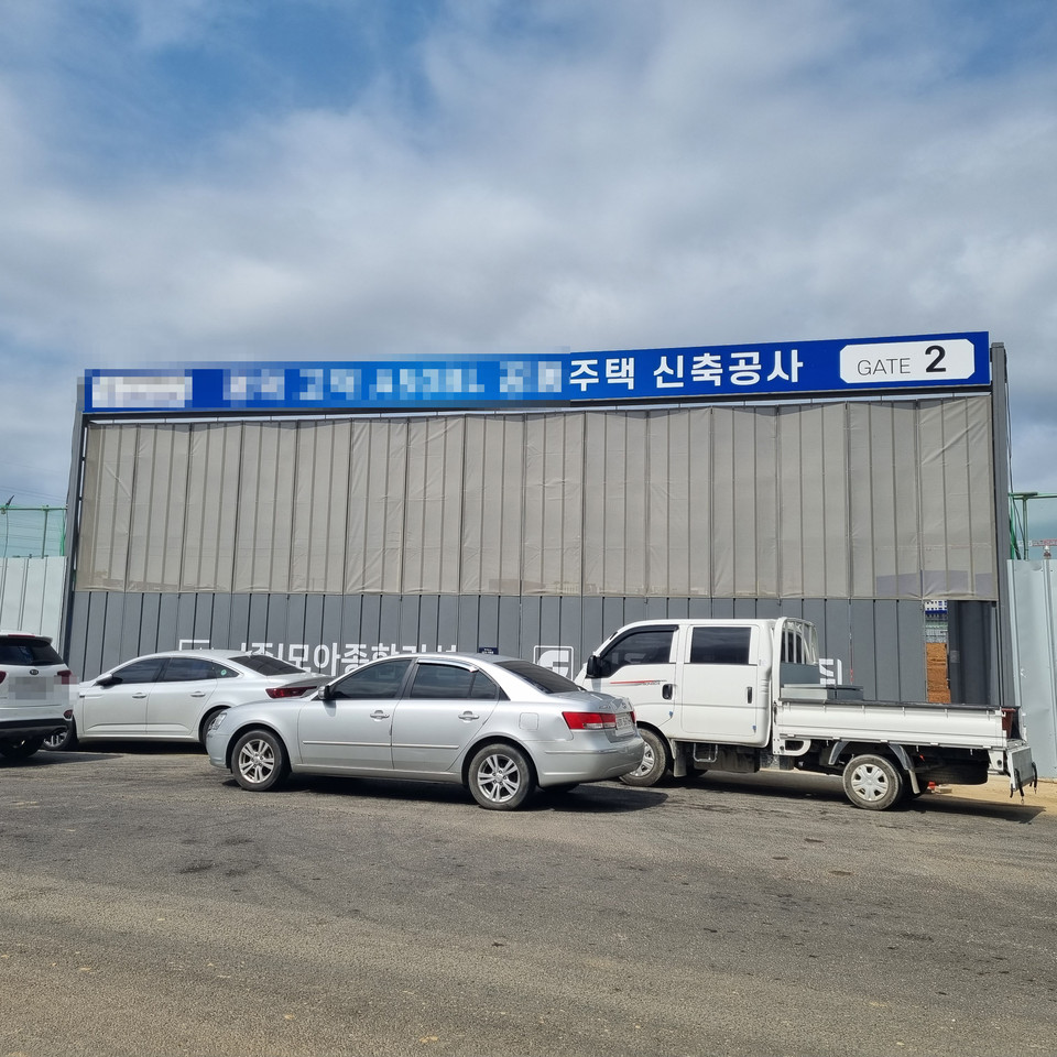 옛 폐기물처리장부지인 평택 고덕국제화지구 내 아파트 신축공사 현장에서 무단 반출된 오염 토사 수만여 톤이 인근 농지에 매립돼 논란이다. (사진=김종대 기자)