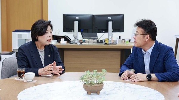 신계용 과천시장(왼쪽)은 오랜 지역 현안인 ‘정부과천청사 유휴지 시민환원’ 문제를 매듭짓고자, 지난 31일 과천시청에서 윤석호 기획재정부 국유재산 심의관을 만나 현안을 논의했다. (사진제공=과천시청)