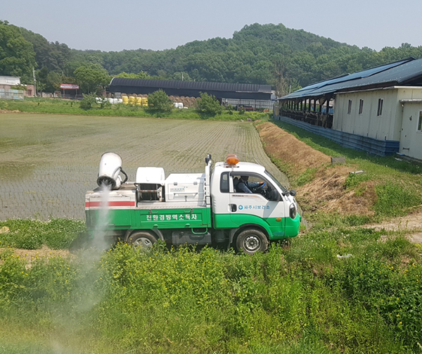 파주시는 올들어 첫 번째 ‘말라리아 원충 감염 모기’가 발견됨에 따라 감염주의를 당부했다. 사진은 파주시보건소 친환경방역소독차가 방역을 하고 있는 모습. /파주시 제공