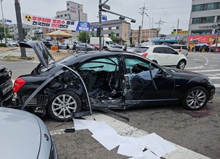2일 낮 12시께 수원시 권선구 구운오거리를 지난던 SUV차량이 사고를 내 60대 여성 1명이 숨지고 3명이 다쳤다. (사진제공=경기도소방재난본부)