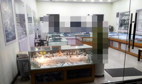11일 오후 7시 37분 계양구의 대로변에 있는 한 금은방에 20대로 추정되는 남성이 귀금속 약 5000만 원어치를 훔쳐 달아났다. 신고를 받고 출동한 경찰이 사건 현장을 감식하고 있다. (사진=이복수 기자)