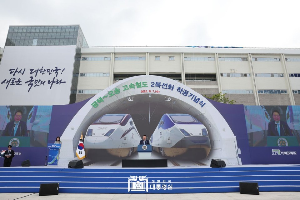 7일 오전 충청북도 청주 문화제조창 중앙광장에서 열린 평택-오송 2복선화 착공기념식에 참석한 윤석열 대통령이 기념사를 하고 있다. (사진제공=대통령실)