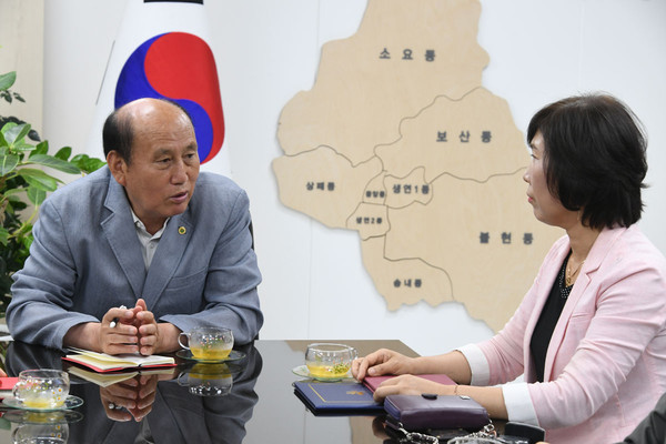 박형덕 동두천시장이 지난 2일 지역아동센터연합회와 정담회를 갖고 지역아동센터 현안사항과 발전방안을 논의했다. (사진제공=동두천시청)