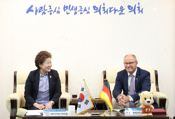 남경순 경기도의회 부의장(왼쪽)이 7일 의장 접견실에서 독일 바이에른 주의회 위원단을 접견했다. (사진제공=경기도의회)