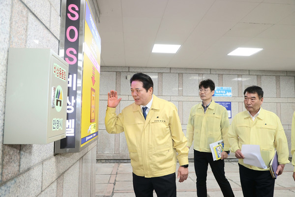 최대호 안양시장을 비롯한 관계 공무원들은 지난 5일 관양동 우편집중국 앞 대피시설을 방문해 점검했다. (사진제공=안양시청)