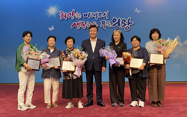 김성제 의왕시장이 7일 시청 2층 대회의실에서 열린 6월 월례조회에서 유공자 표창패를 수여하고 기념촬영을 하고 있다. (사진=장은기 기자)