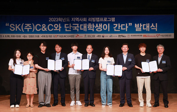 이상일 용인특례시장이 8일 단국대에서 열린 ‘SK C&C와 단국대학생이 간다’ 학생 환경교육단 출범식에서 참석자들과 함께 행동강령을 들어보이고 있다. (사진제공=용인시청)