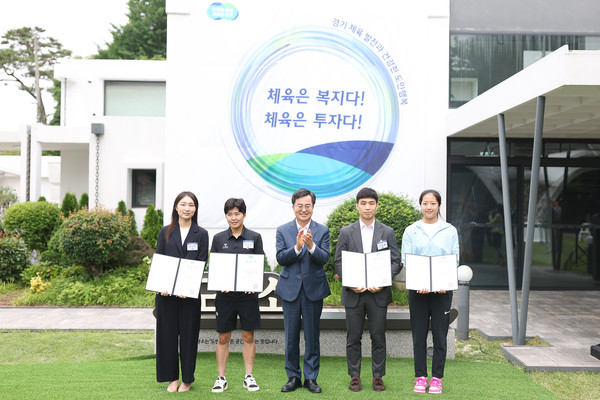 8일 오후 도담소에서 열린 경기체육발전 소통 간담회에서 김동연 경기도지사가 홍보대사 위촉장을 수여하고 기념촬영을 하고 있다. (왼쪽부터 최민정 선수, 지소연 선수, 김동연 경기도지사, 안바울 선수, 신유빈 선수) (사진제공=경기도청)