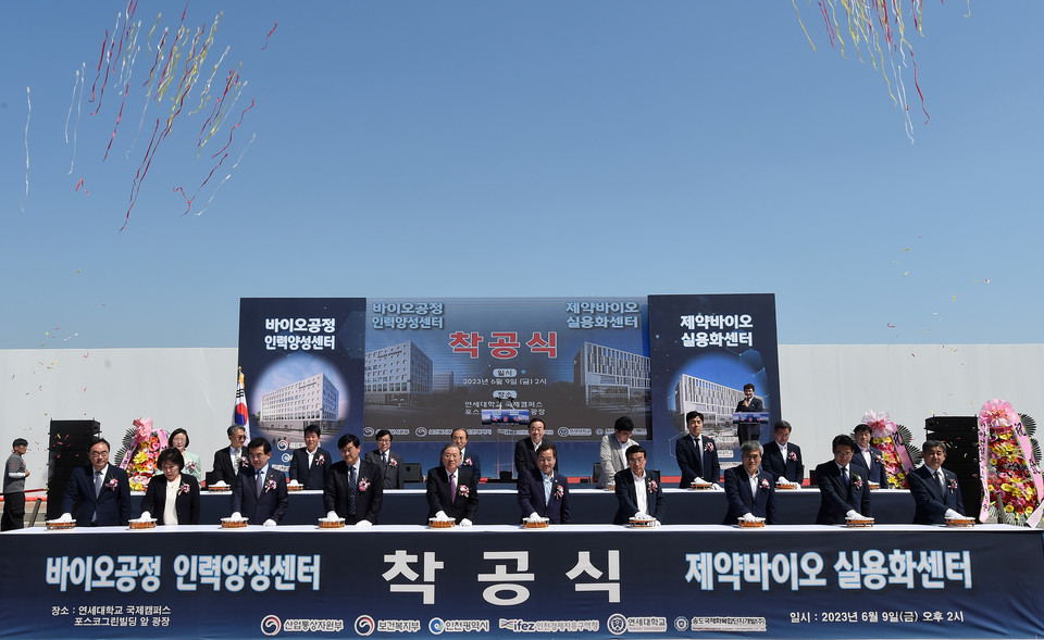 유정복 인천시장이 9일 연세대학교 국제캠퍼스에서 열린 바이오공정인력양성센터, 제약바이오실용화센터 착공식에서 허동수 연세대학교 이사장, 서승환 연세대학교 총장 등 내빈들과 발파버튼을 누르고 있다.  (사진제공=인천시청)