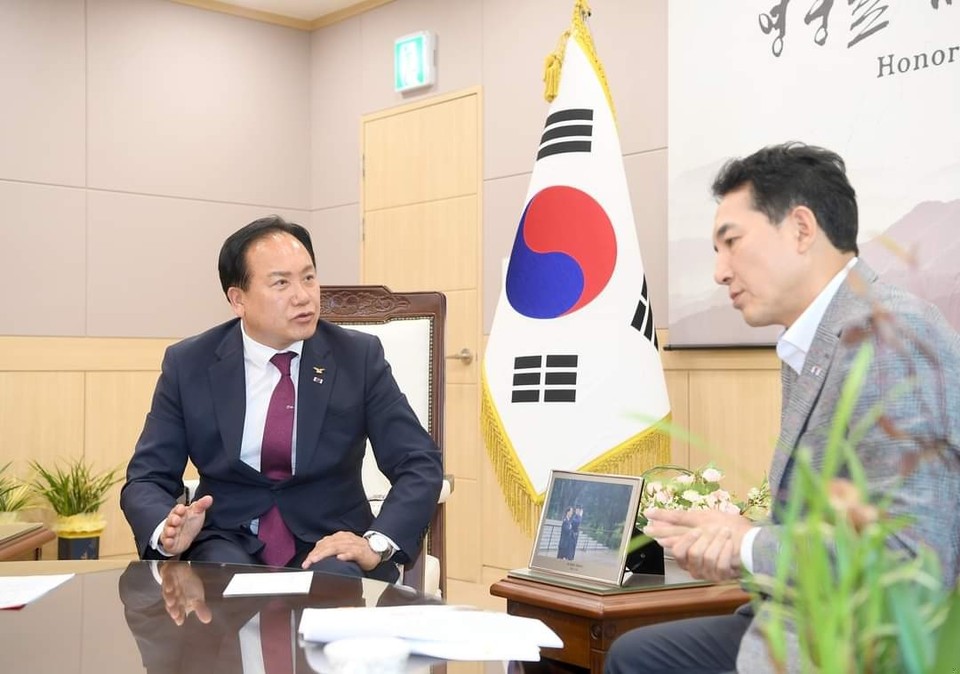 이권재 오산시장이 9일 박민식 국가보훈부 장관을 만나 유엔군 초전기념식 및 스미스부대 전몰장병 추도식을 국가주도 행사로 격상해 진행할 것을 건의했다. (사진=이권재 오산시장 페이스북)